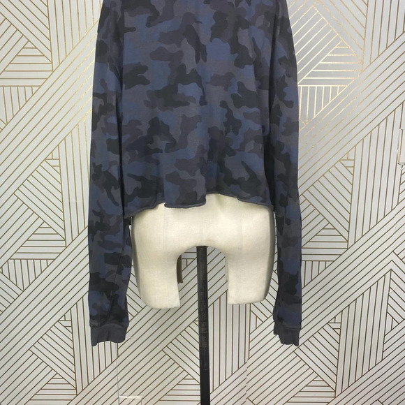 SoulCycle Casey Cropped Camo Print Sweatshirt Black Gray Size US Large - Picture 9 of 12